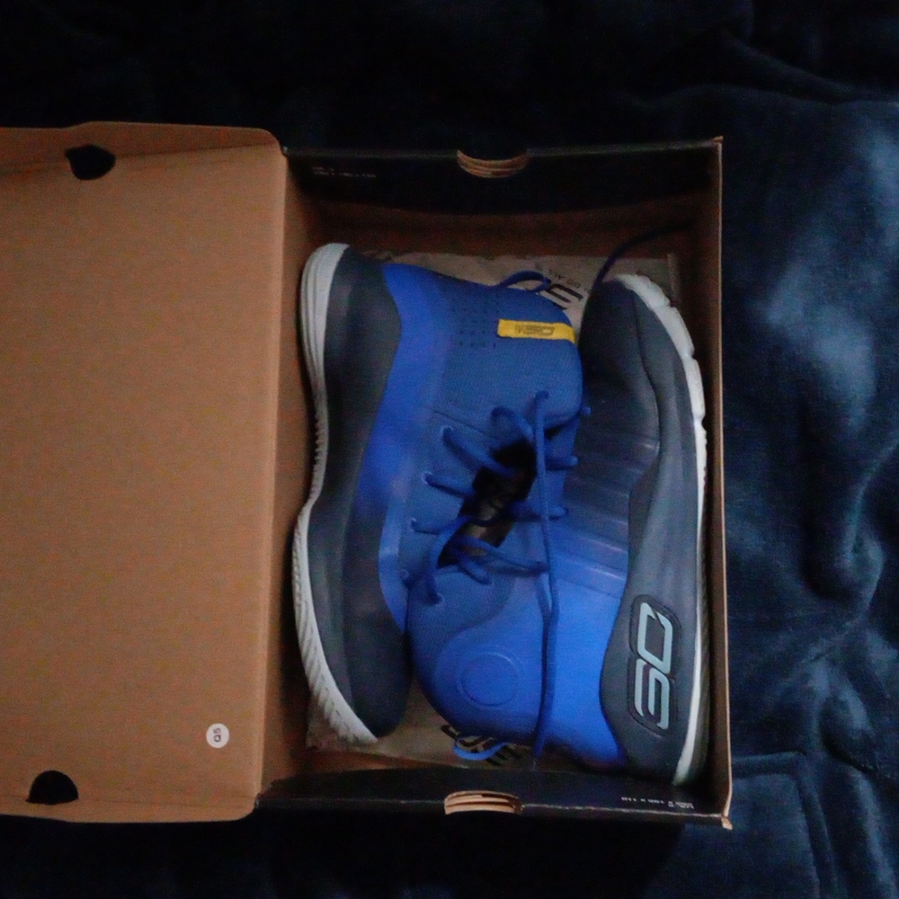 🔶️SALE 🔶️🏀Stephen Curry🏀 Edition Sneakers Boys size 3